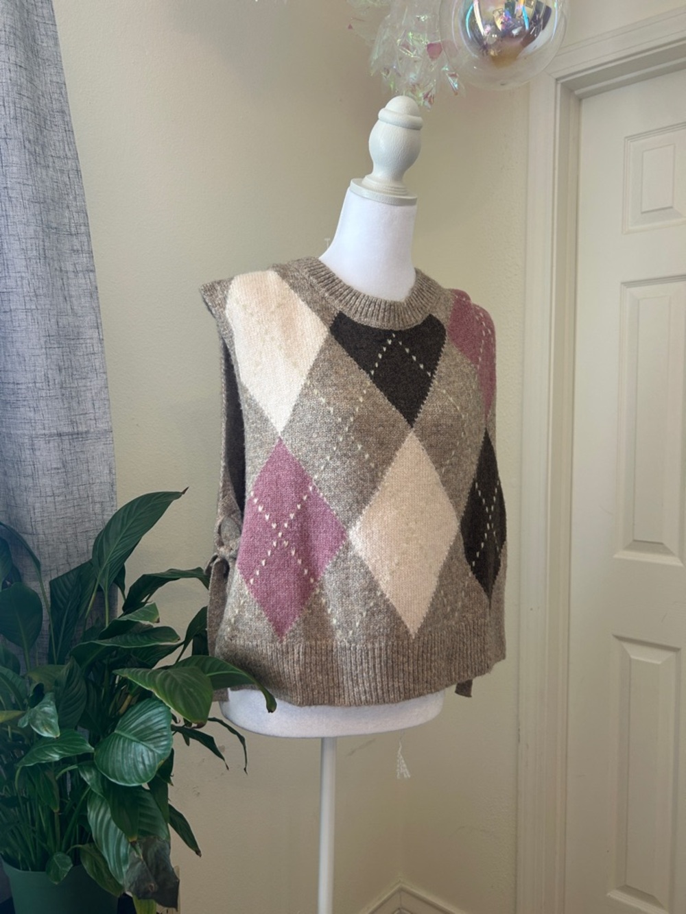 American Eagle Outfitters Argyle Crewneck Sweater Vest in Taupe, Cream & Mauve